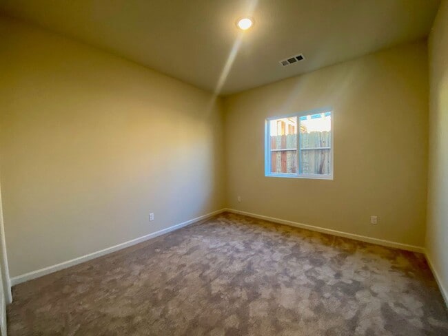 Building Photo - NEWER 4 Bedroom 2 Bath home for RENT!