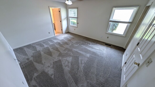 Building Photo - 3 Bed / 2 Bath on 1 Level - Garage, Lawn C...