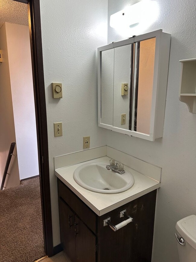 Building Photo - 2 bedroom 1.5 bath duplex in Springfield!