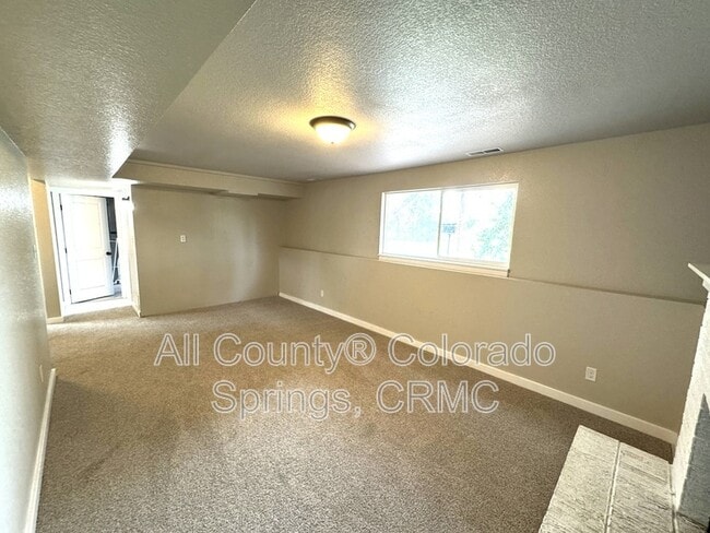 Building Photo - 1480 Hiawatha Dr
