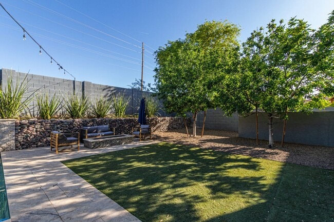 Building Photo - LUXURIOUS Executive Style home in the high...