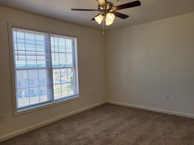 Building Photo - 670 Bassett Dr