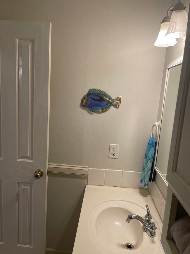 2nd upstairs full bath - 2931 Valley Rose Dr