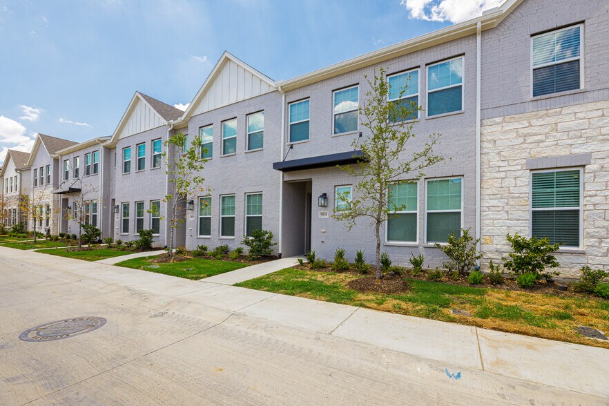 Building Photo - 9939 Schramm St