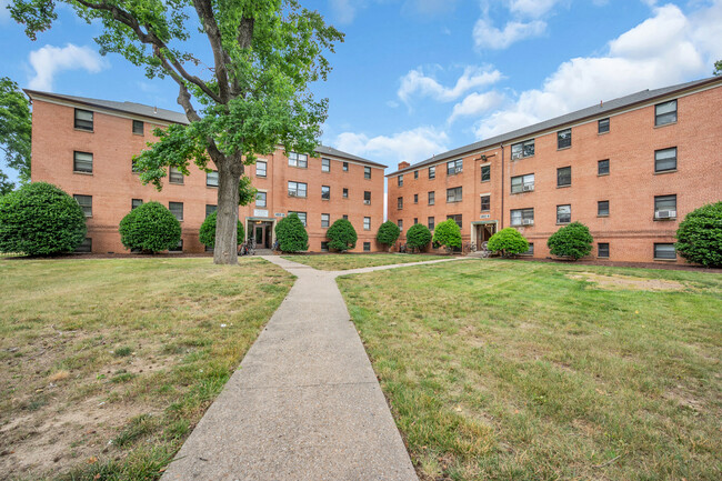 Primary Photo - Columbia Manor