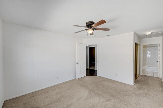 Building Photo - Stunning Summerlin Townhome!