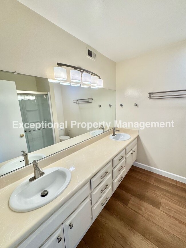 Building Photo - Ready to move in 2 bedroom 3 bath townhome