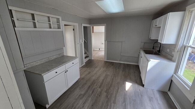 Building Photo - "3 Bedroom Beautifully Updated home on West 81st Street!"