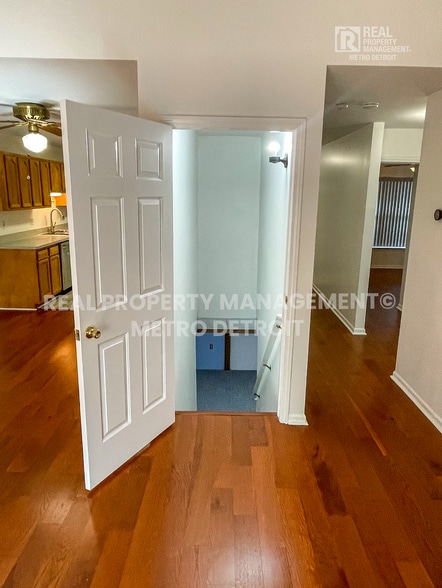 Building Photo - 5560 Seabreeze Ln