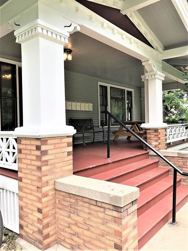 Building Photo - Charming Studio in Awesome University Loca...