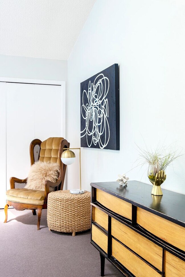 Building Photo - Super fun remodeled Apartment