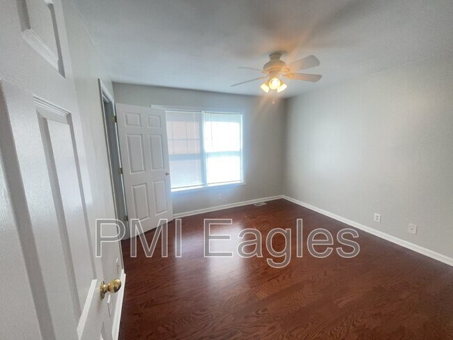 Building Photo - 102 Milard Ct