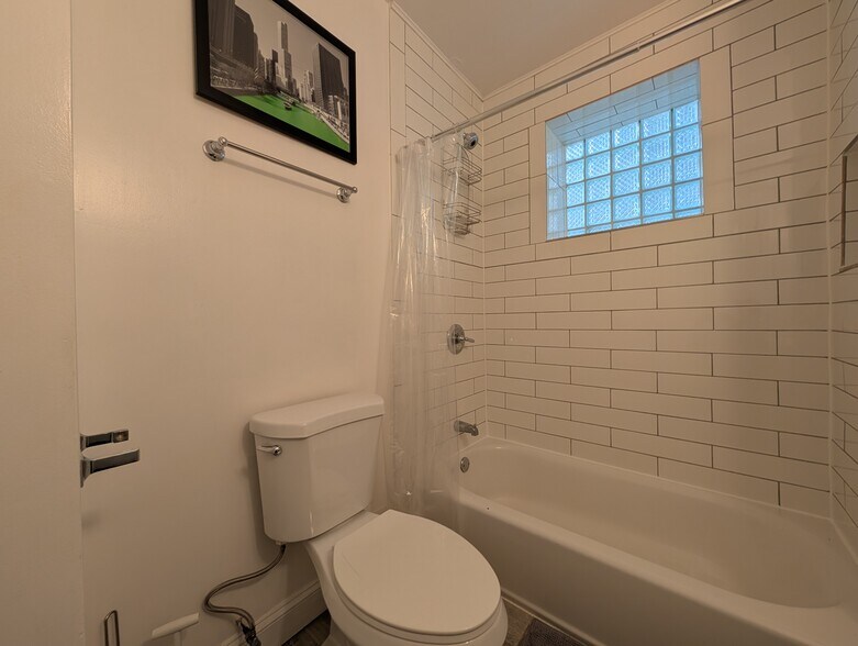 Building Photo - 1911 W Addison St