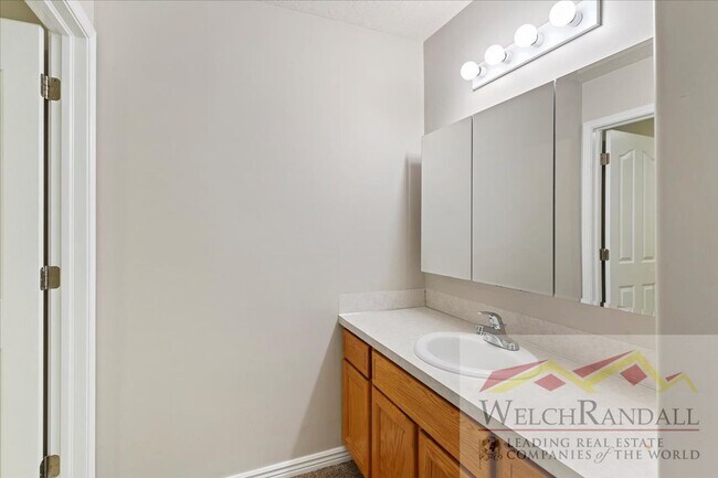 Building Photo - Very Spacious 2 Bedroom 3 Bath Ogden Home