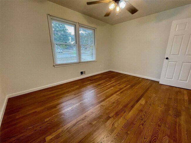 Building Photo - 6328 Oakview Ln