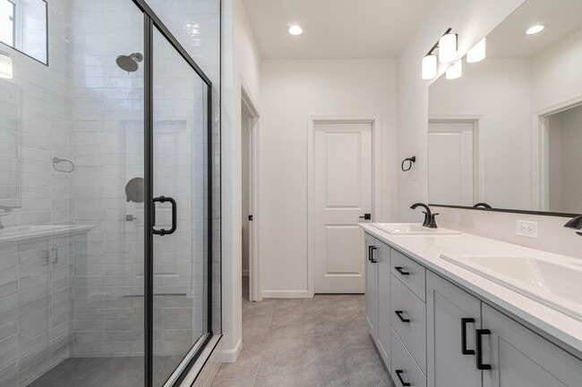Building Photo - New Tesoro Viejo home with 3 bedrooms, 3 b...