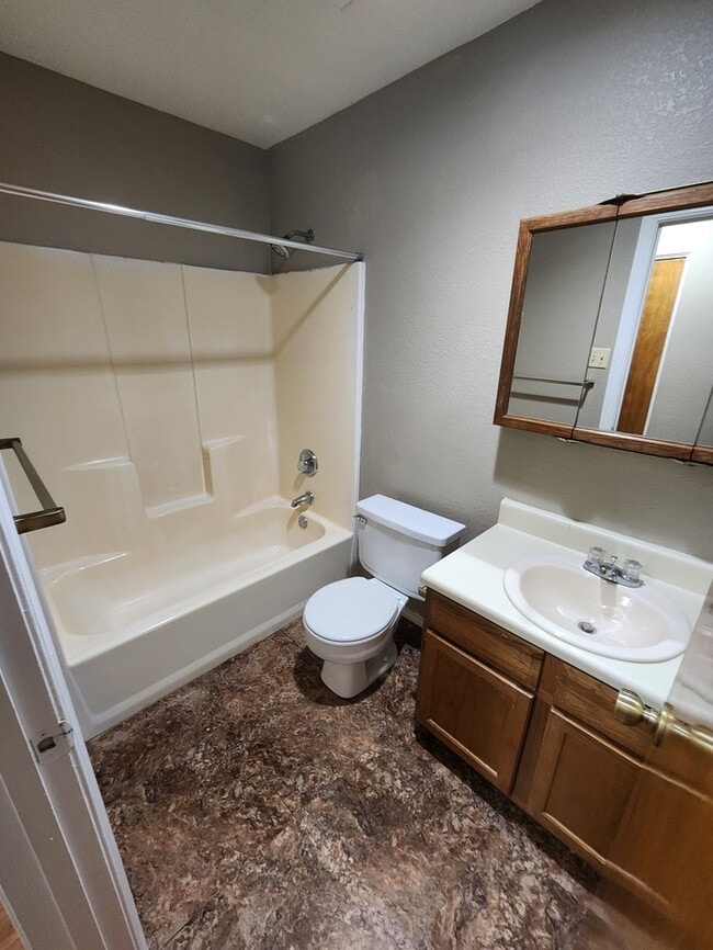 Building Photo - 3 bed 2 bath townhome, 1 car garage and 1 ...