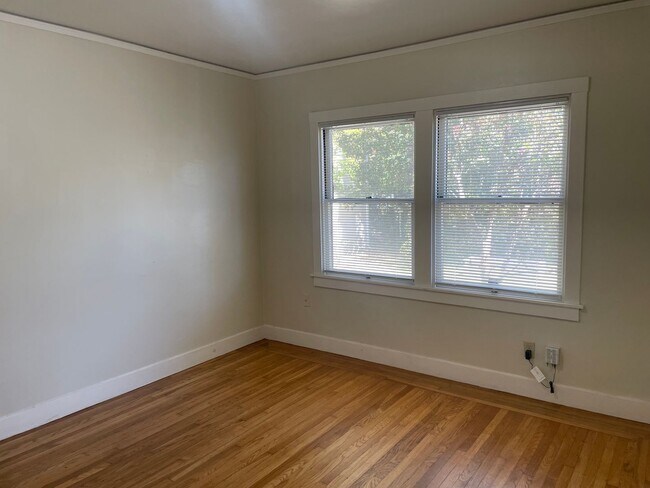 Building Photo - 2 Bedroom 1 Bathroom Home in West Tahoe Park
