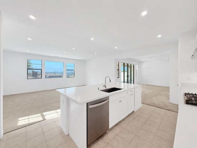 Building Photo - Beautiful 5B/4.5BA Home in Escondido Now A...
