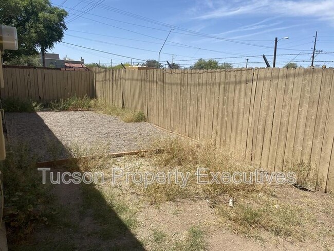 Building Photo - 2632 N Stone Ave