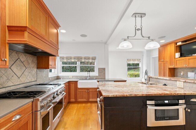 Building Photo - 4Bd/3Ba Seattle House