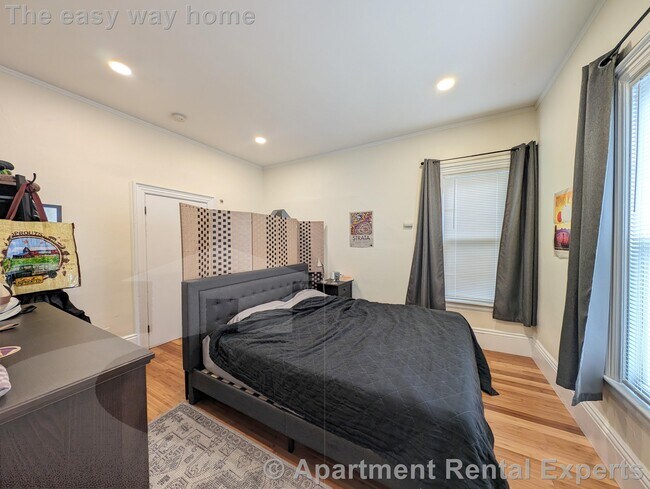 Building Photo - 19 Cameron Ave