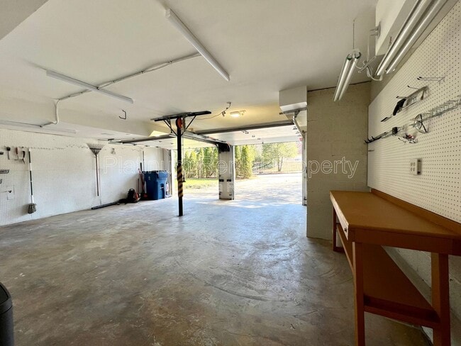 Building Photo - 3707 Rogers Cove