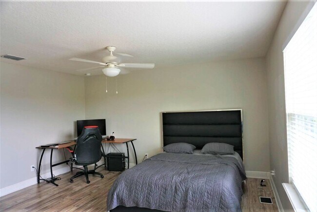Building Photo - Orchard Hills 6 bed / 3.5 Bath - Partially Furniushed