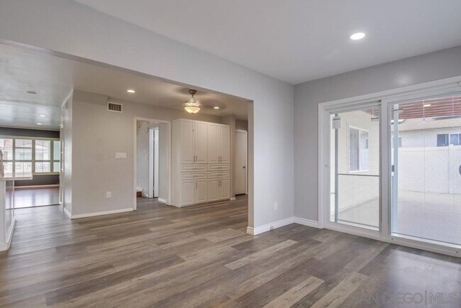 Building Photo - 5 bedroom Home with Large Private Yard