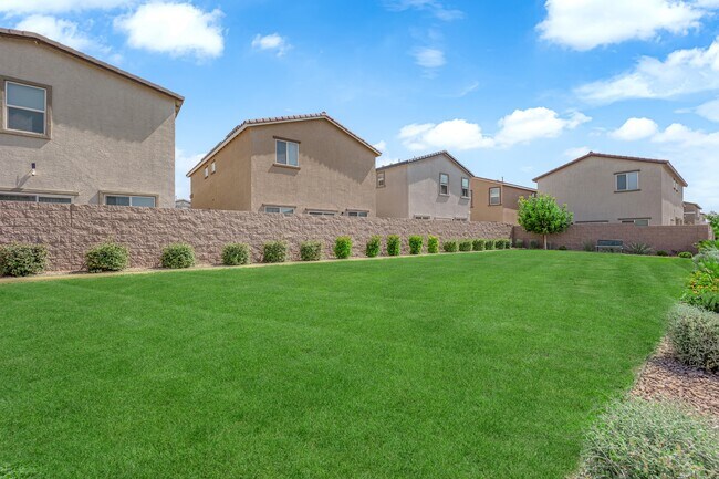 Building Photo - 4747 Bluebird Clfs Ave