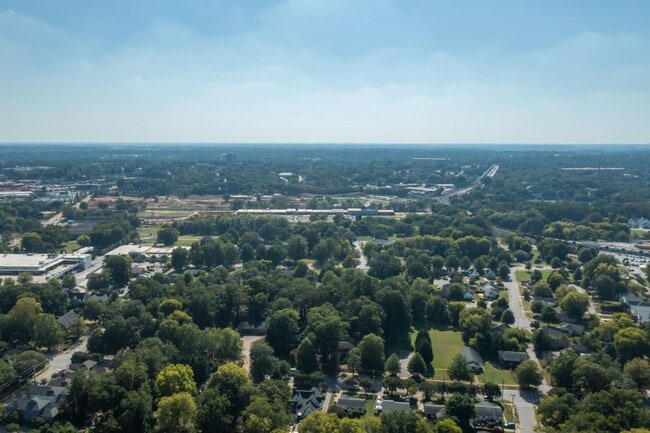 Building Photo - 2 BR 2.5 BA- Downtown Greenville Townhome- FOR RENT