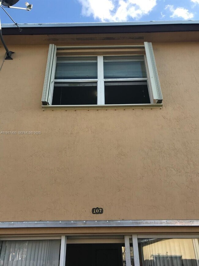 Building Photo - 3355 NE 13th Cir Dr