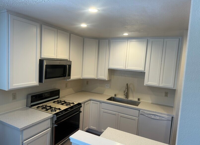 Kitchen - 173 Park Place Dr