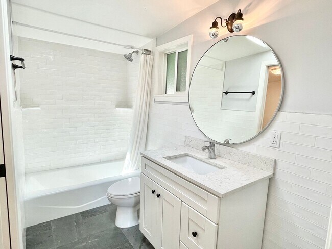 Building Photo - Remodeled Off Street Cottage 2BR/1BA Priva...