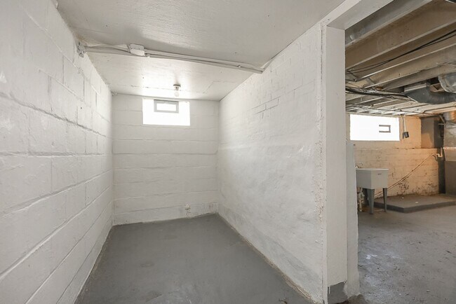 Building Photo - 2 Bedroom 1 bath Single Family Home