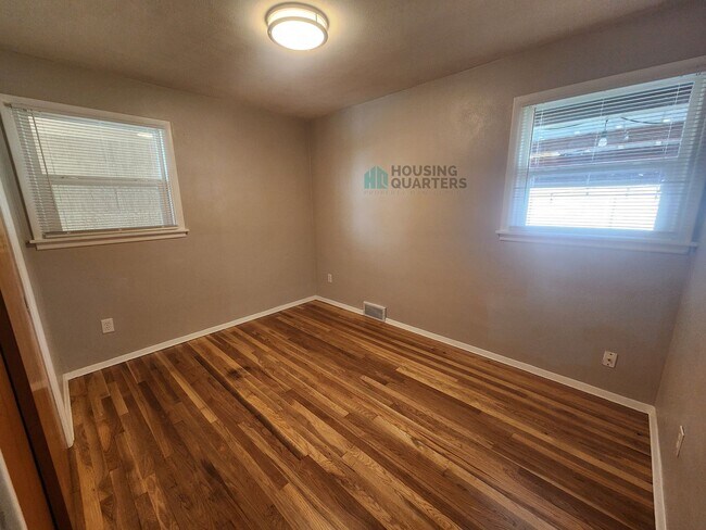 Building Photo - Beautiful single family home just minutes from Argonne and Upriver Drive!