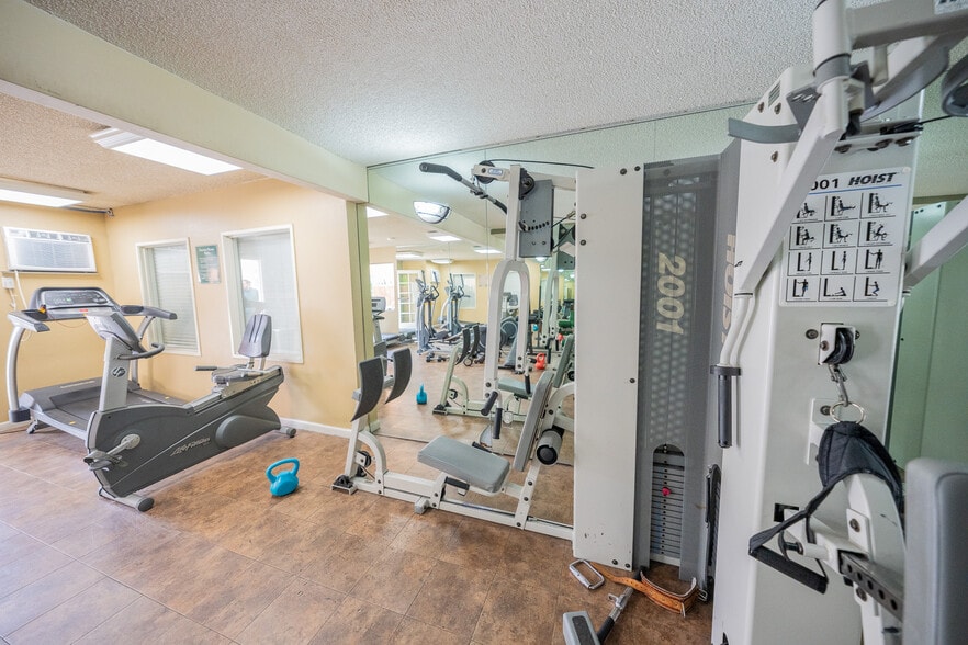 Building Photo - 15425 Sherman Way