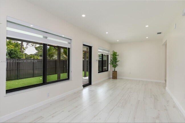 Building Photo - 5641 SW 67th Ave