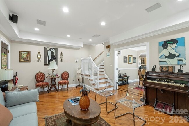 Building Photo - 703 S Summit Ave