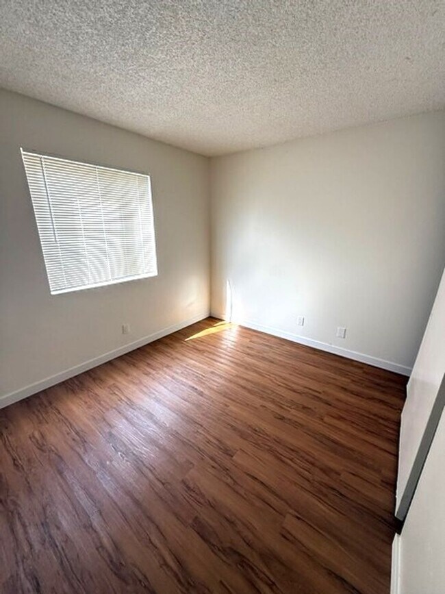 Building Photo - 3 bedroom, 2 Bath with a garage