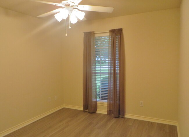 Building Photo - 117 Pecos Ct