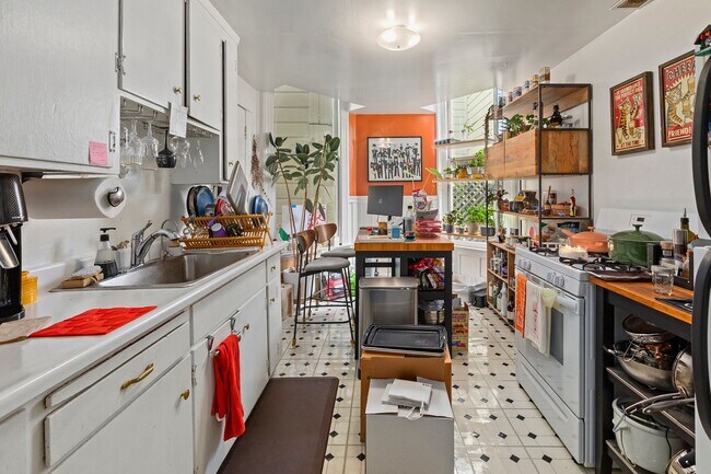 Building Photo - 1809 Oak St