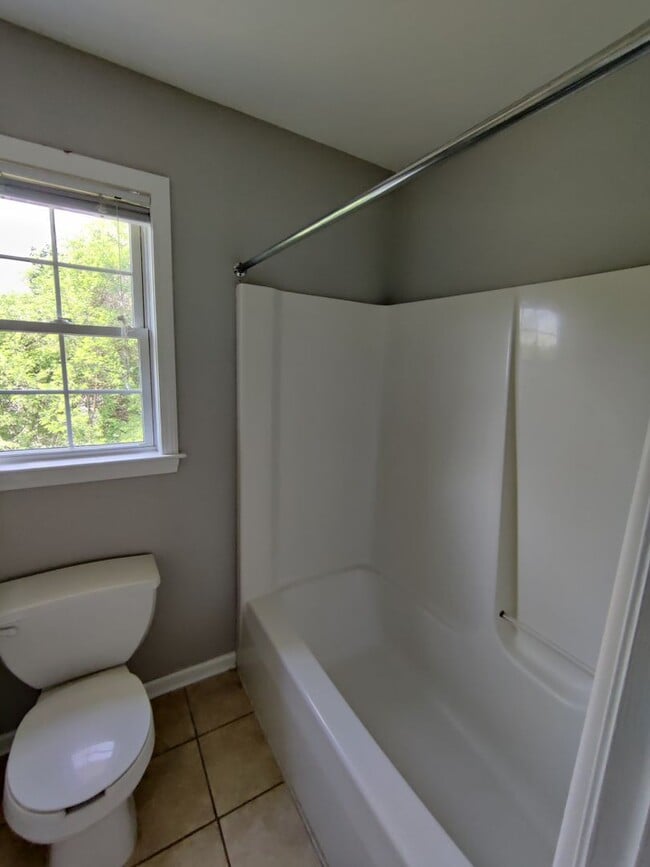 Building Photo - Lovely 4BD / 2 Bath High Ranch