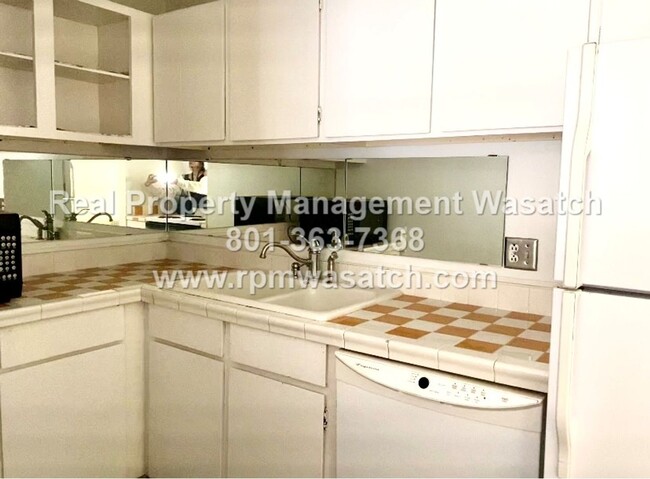 Building Photo - Come See This Charming 1-Bedroom 1 Bathroo...