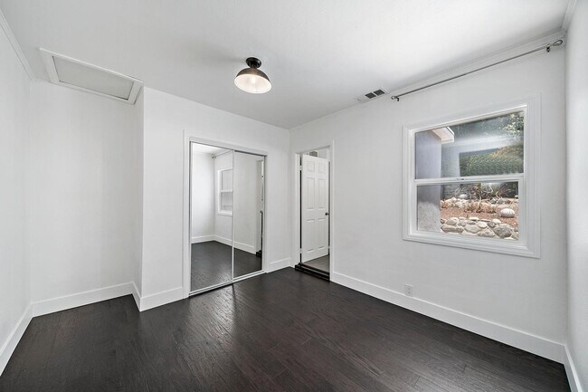 Building Photo - 4978 N Maywood Ave