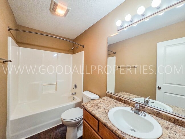 Building Photo - Bright & Spacious Waukee Townhome Near Dining, Shopping & Entertainment