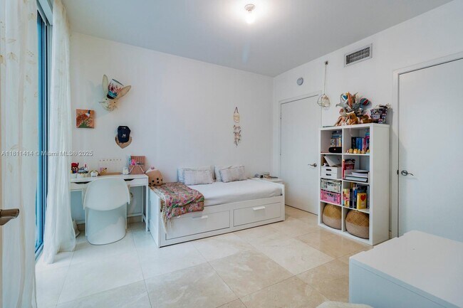 Building Photo - 6000 Collins Ave