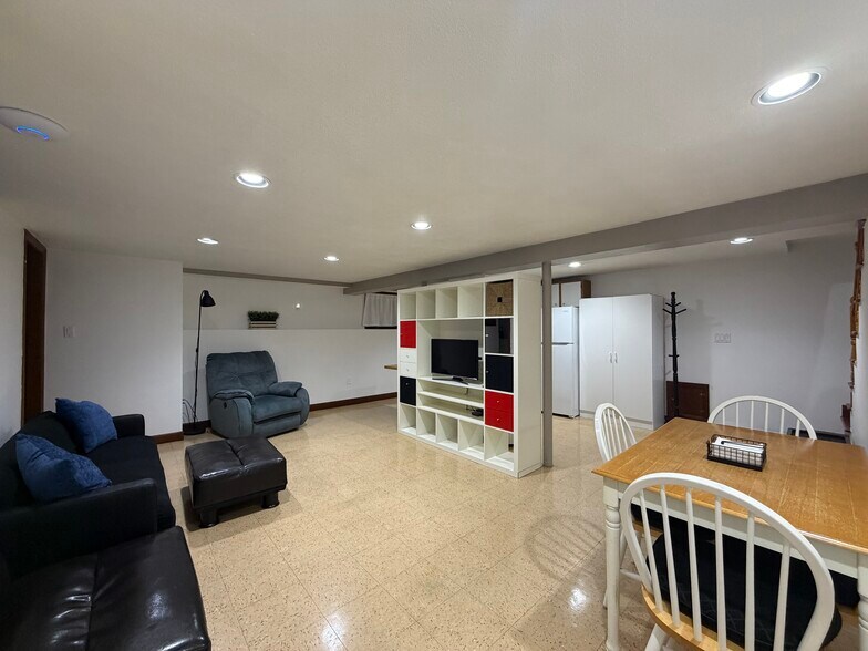 Building Photo - 223 Hurley St