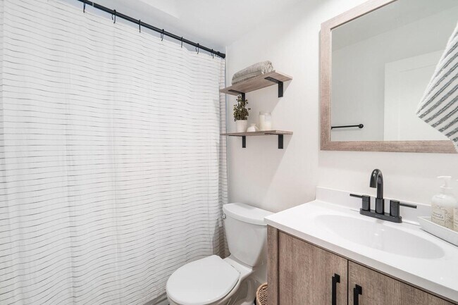 Building Photo - 232 Wellesley Dr