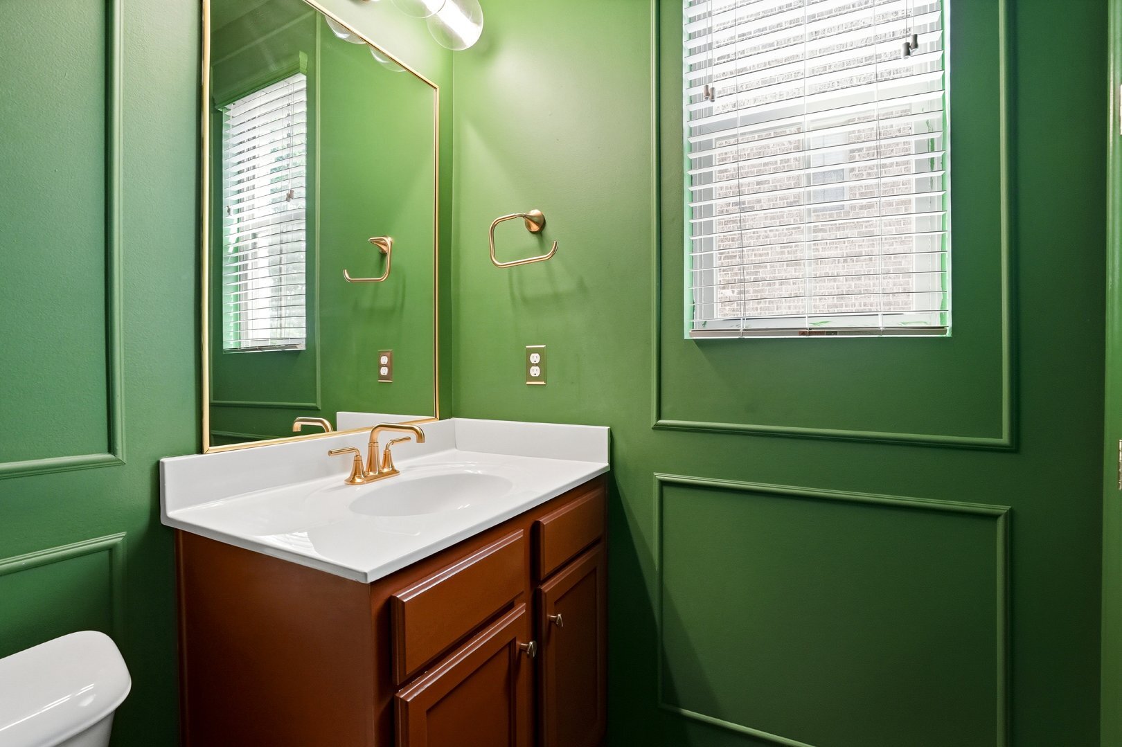 Building Photo - 2376 Tarben Dr
